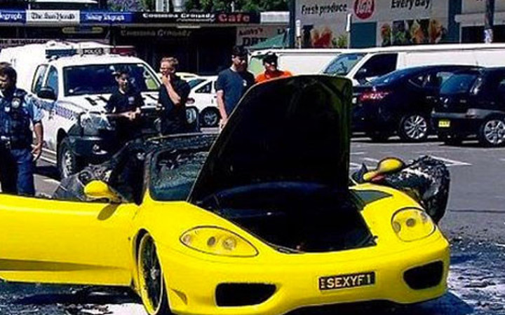Ferrari bir anda alev aldı saniyeler içinde...