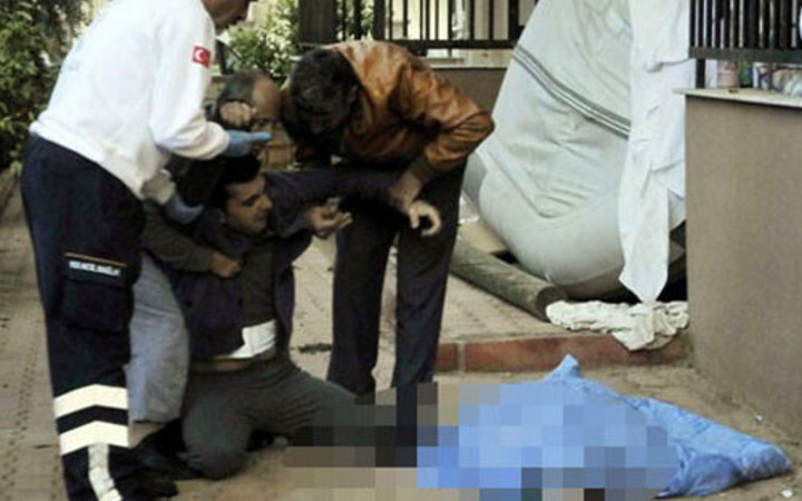 Çok acı ayaklarına kapandı, ellerini öptü ama...