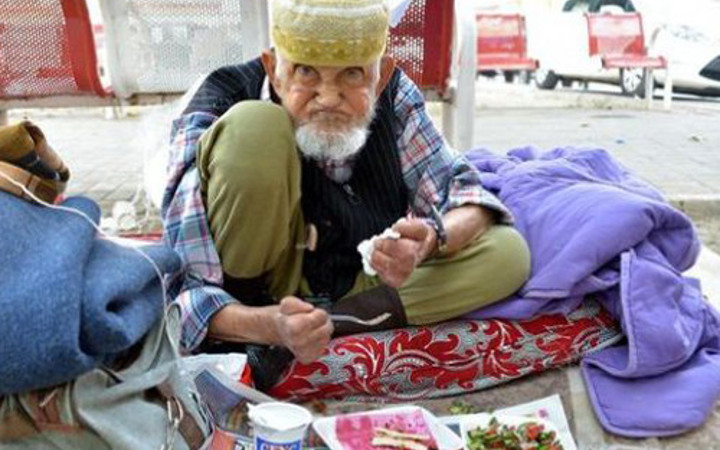 Parkta yaşıyordu hesabından servet çıktı