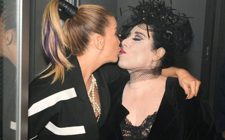 Ivana Sert ile Nur Yerlitaş dudak dudağa poz verdi