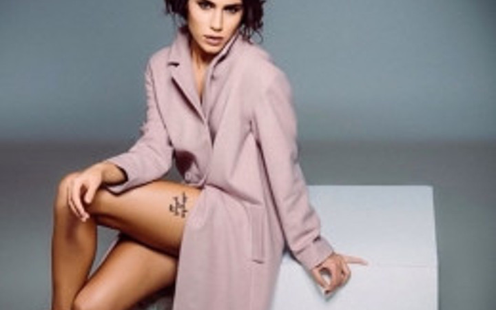 Serenay Aktaş'tan olay elbise! Dekolte fena