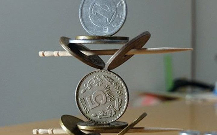 Bozuk paralarla yaptığına bakın! İnanılmaz denge 