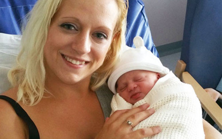 İşten 24 dakika erken çıktı 3 dakikada doğum yaptı!