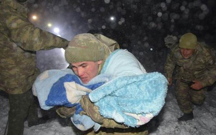 Süt kazanına düşen bebeğin yardımına asker koştu