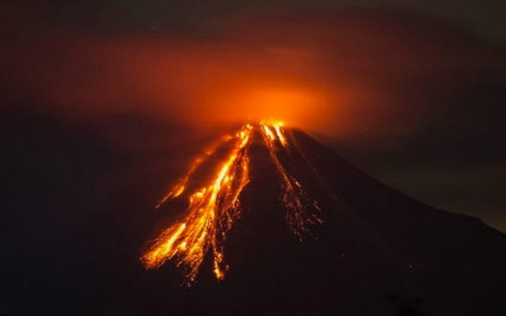 Art arda 3. kez patladı o ülkede yanardağ tehlikesi
