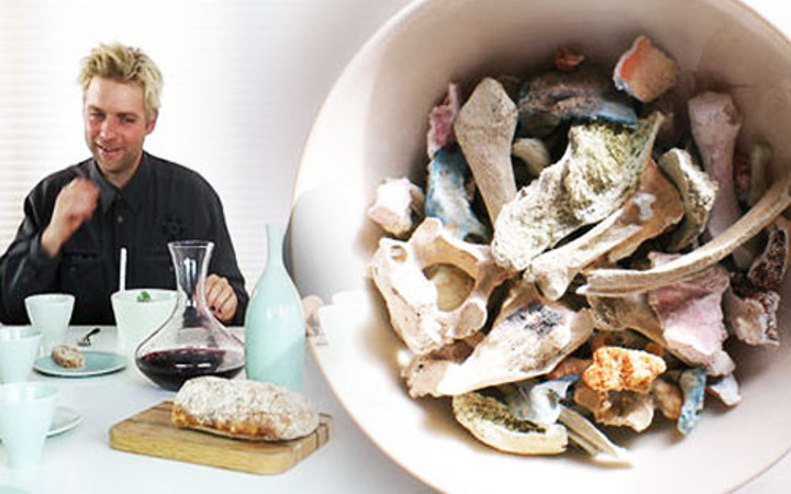 İnsan kemiklerinden yemek takımı yapıyor sıradışı iş