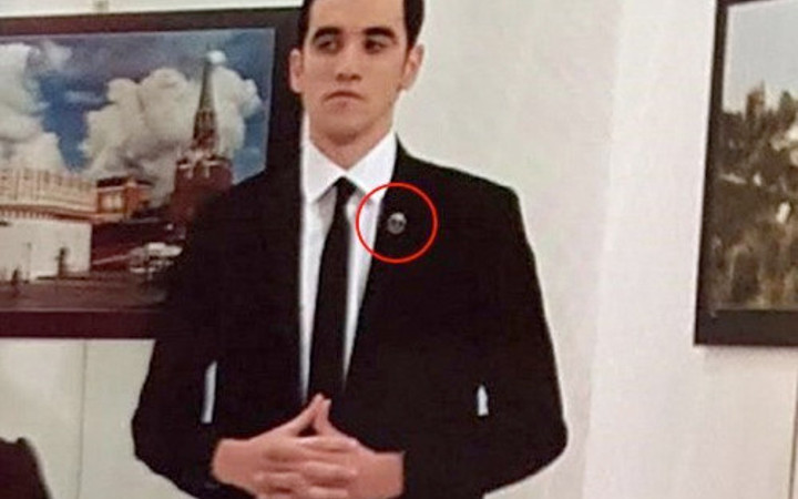 Yakasındaki rozet ne anlama geliyor? Sadece onlar takıyor