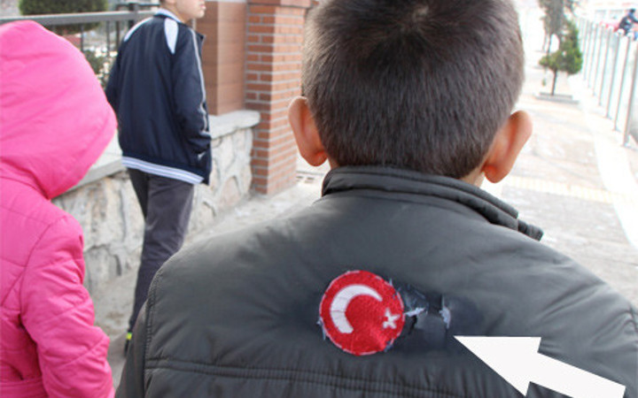 Yırtık kabanlı öğrencinin fedakarlığına bakın!