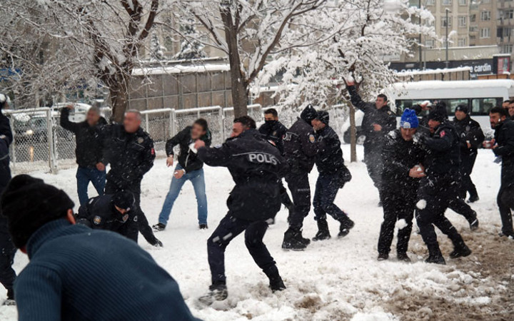 Çevik kuvvetle kartopu savaşı! Kim kazandı dersiniz?