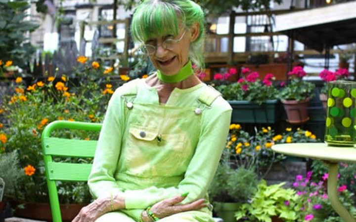 20 yıldır sadece yeşil giyiniyor sebebine bakın