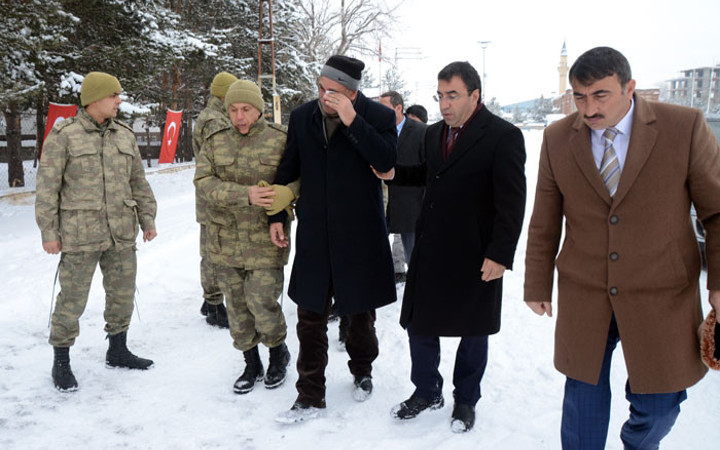 Şehit oğlunun arkadaşlarını ziyaret etti gözyaşlarına boğuldu!