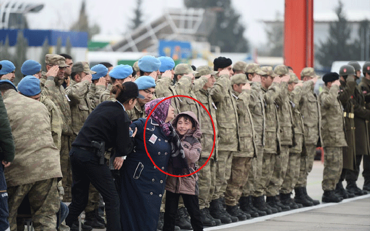 Şehit cenazesinde yürek yakan kare!