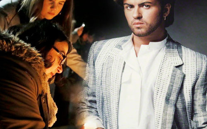 Dünyaca ünlü şarkıcıyı hayranları evinde andı