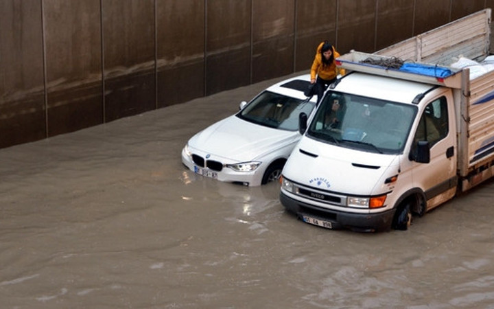 Mahsur kaldı diğer araca geçince büyük şoka uğradı!