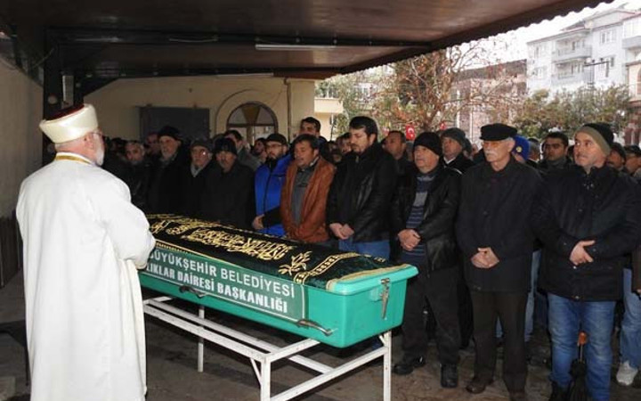 Cenaze namazında akılalmaz olay! Tam namaz kılınırken...