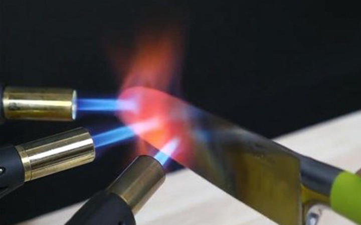 Kızgın bıçakla her şeyi kesen adam