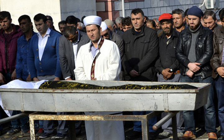 Hem imamlık yapıyor hem de