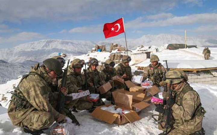 Mehmetciğe büyük sürpriz! Bakın o paketlerden ne çıktı