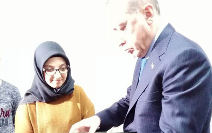 Erdoğan pankart açan genç kızın evini ziyaret etti!