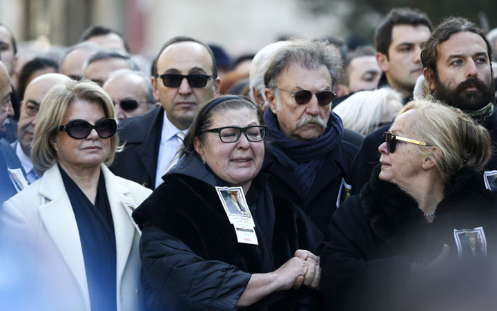 İsmet Sezgin uğurlandı! Kızları arkasından bakakaldı