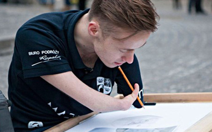 Elleri olmayan ressam!