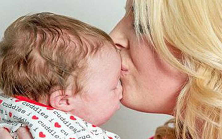 Bebeğin alnını gören şok oluyor