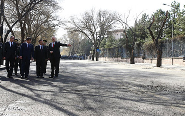 Ankara patlaması Davutoğlu karanfil bıraktı dua okudu