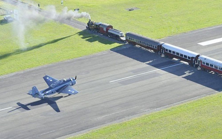 Dünya'nın en tehlikeli havaalanları! Tren bile geçiyor