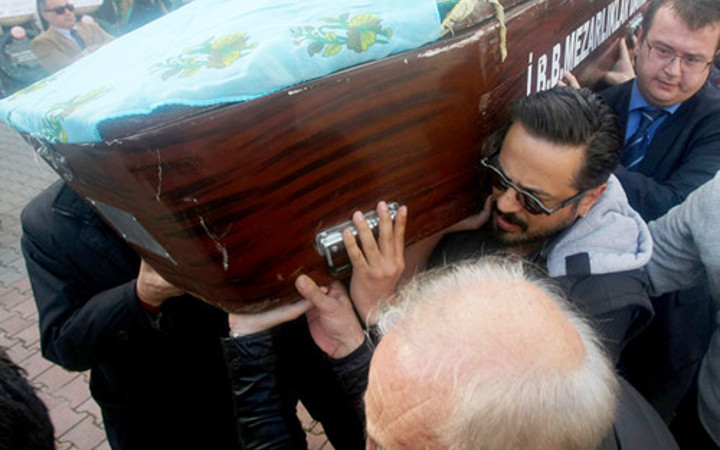 Sanatçı Emre Altuğ'un acı günü!