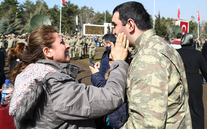 Askerlerin yemin töreninde duygusal anlar!