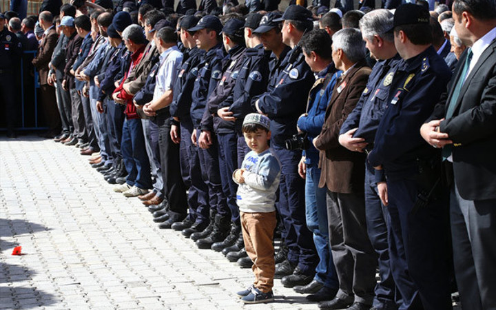 Şehidin cenaze namazını en ön safta kıldı!