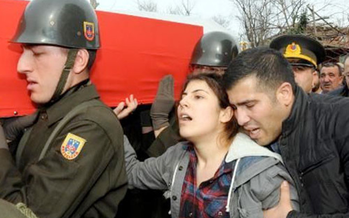 Şehidin tabutu açıldı nişanlısı bayıldı