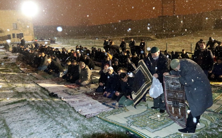 Erzurum'da kar yağışı altında sabah namazı!