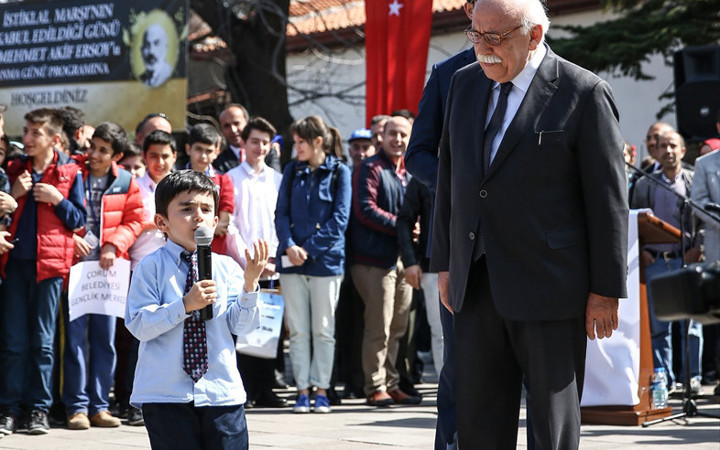 İstiklal Marşı'nı okuyan çocuk bakanı hayran bıraktı!