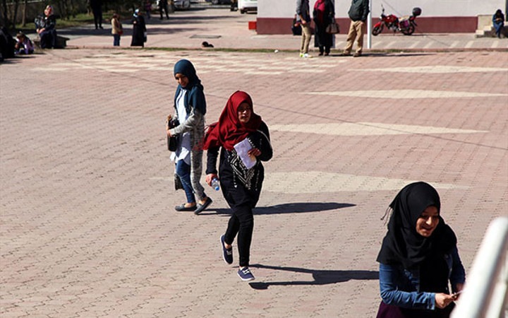 YGS'ye giren öğrenciler heyecandan yerlerinde duramadı!