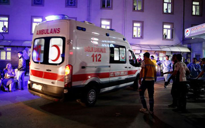 Yaralı yakınları hastanelere akın etti