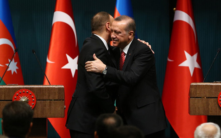 Toplantıya damga vuran an! Erdoğan'a defalarca sarıldı