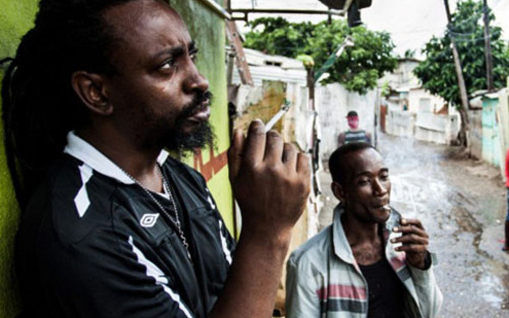 Esrar içmek dinin gereğiymiş! Kabileye bak