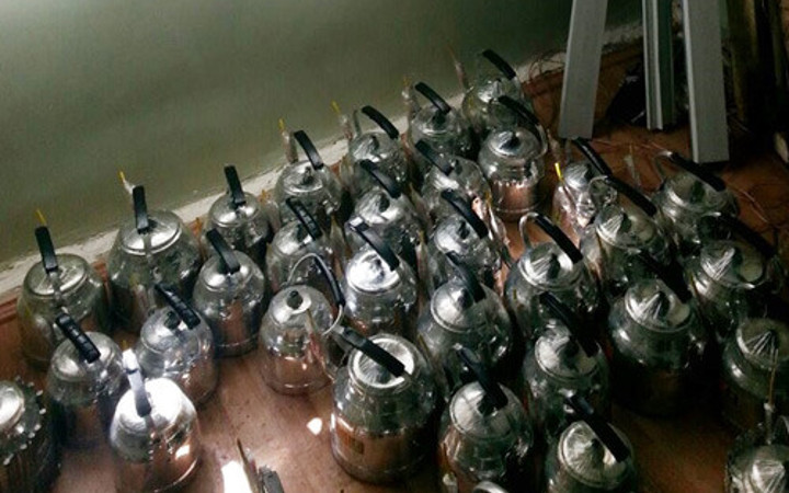 Yüksekova'da evden çıkan 55 çaydanlığa bak 