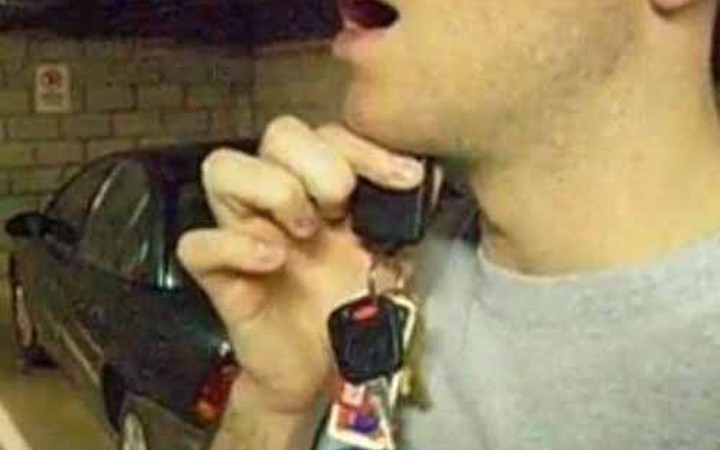 Araba anahtarını çenenizin altında tutun bakın ne oluyor?