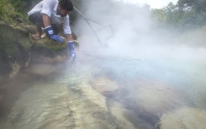 Bu suya düşen her şey ölüyor!