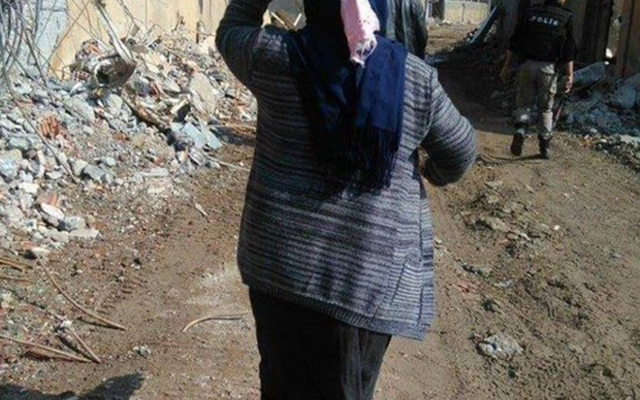 Cizreli kadın Kur'an-ı başının üstünde taşıdı!