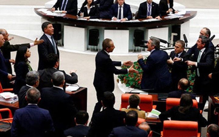 El hareketi yapınca Meclis'te o anlar