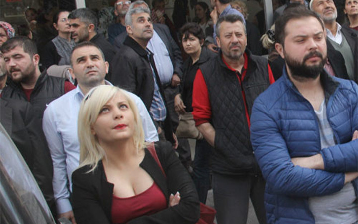 Adana'da olayı duyanlar cep telefonuna sarıldı