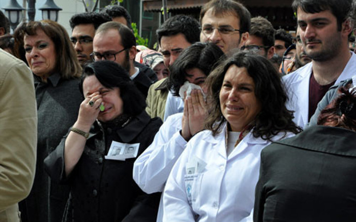 Hayatını kaybeden tıp öğrencileri için gözyaşları sel oldu!