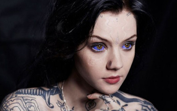 Göbek deliğini aldırdı dilini kestirdi! Şu çılgın kıza bakın