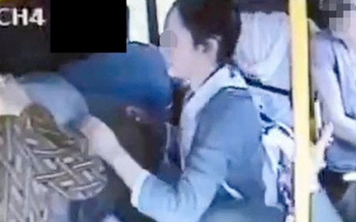 Halk otobüsünde taciz görüntüleri kadınlar fark edince...