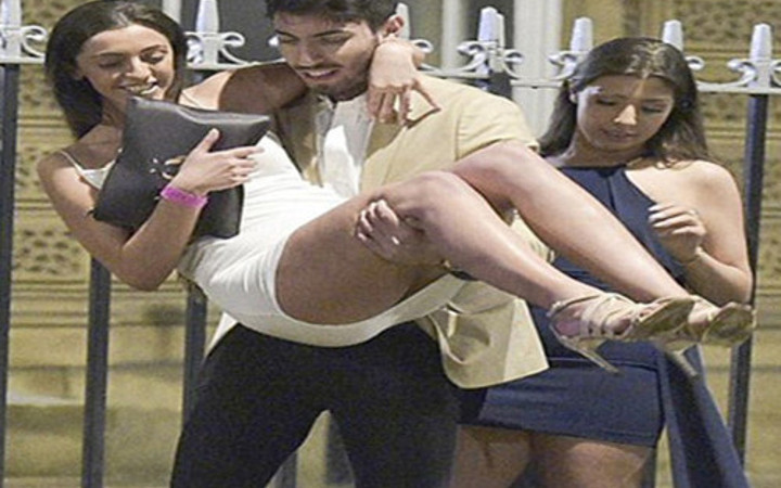 İngiliz gençler festivalde dağıttı