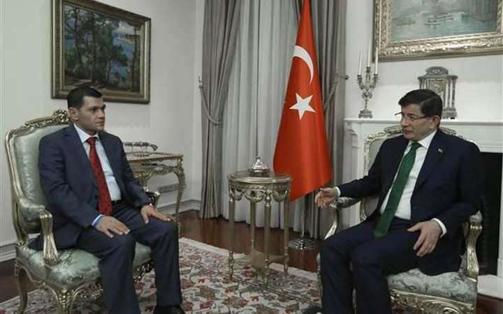 Davutoğlu Aylan Kurdi'nin babasına bakın ne vermiş!