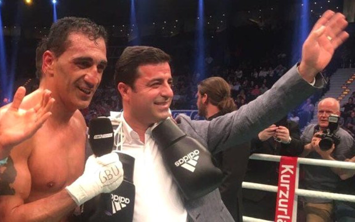 Demirtaş ringe çıktı! Kürtleri mest eden hareket